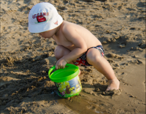 bé đang chơi cát